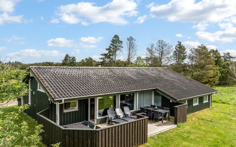 Aponi - 400M from the Sea: Loft, Gulvbelægning, Indretning, Etage, Kompositmateriale, Møbel, Udvej, Hotel, Design, Dagslys