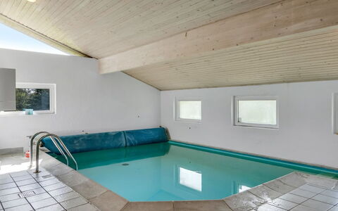 Aponi - 400M from the Sea: Loft, Gulvbelægning, Indretning, Etage, Kompositmateriale, Møbel, Udvej, Hotel, Design, Dagslys