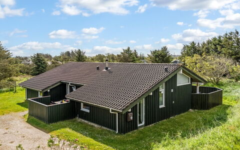 Aponi - 400M from the Sea: Loft, Gulvbelægning, Indretning, Etage, Kompositmateriale, Møbel, Udvej, Hotel, Design, Dagslys