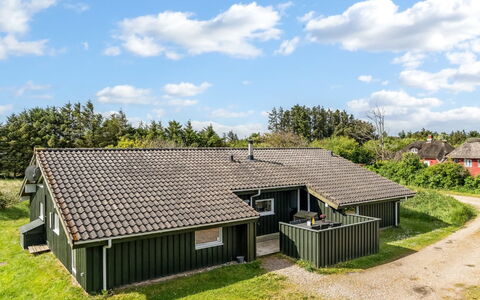 Aponi - 400M from the Sea: Tag, Hus, Hjem, Sommerhus, Estate, Stuehus, Sidespor, Garden Bygninger, Lawn, Gård