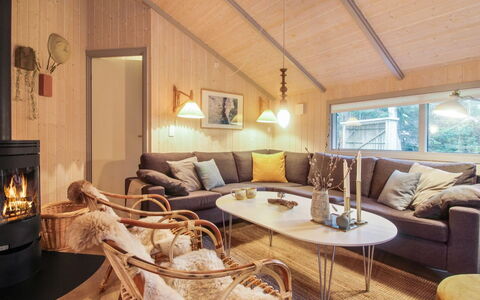 Lovisa - 500M from the Sea: Møbel, Indretning, Stol, Gulvbelægning, Bord, Udvej, Etage, Loft, Værelse, Eco Hotel