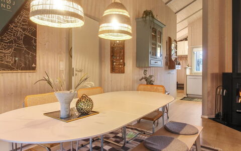 Lovisa - 500M from the Sea: Møbel, Indretning, Stol, Gulvbelægning, Bord, Udvej, Etage, Loft, Værelse, Eco Hotel