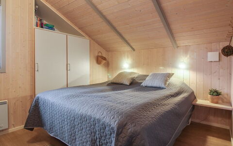 Lovisa - 500M from the Sea: Møbel, Indretning, Stol, Gulvbelægning, Bord, Udvej, Etage, Loft, Værelse, Eco Hotel