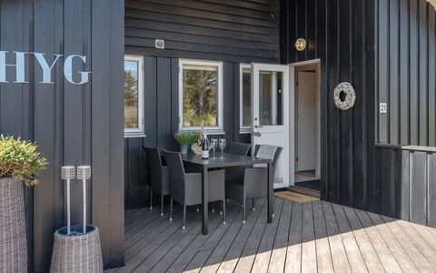 Lovisa - 500M from the Sea: Møbel, Indretning, Stol, Gulvbelægning, Bord, Udvej, Etage, Loft, Værelse, Eco Hotel