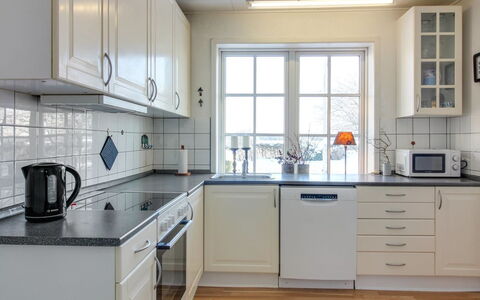 Fraþulf - 6Km from the Sea: Køkken, Countertop, Køkken Apparat, Gulvbelægning, Cabinetry, Køkkenvask, Indretning, Større Bandage, Etage, Håndvask