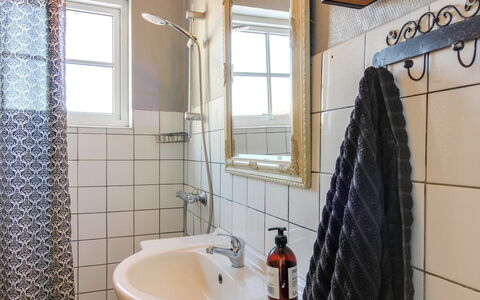Fraþulf - 6Km from the Sea: Sanitærarmatur, Væg, Badeværelse, Indretning, Gulvbelægning, Etage, Badeværelsesvask, Vvs, Tap, Værelse