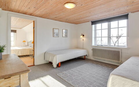 Fraþulf - 6Km from the Sea: Gulvbelægning, Indretning, Væg, Etage, Loft, Møbel, Træ, Soveværelse, Seng, Værelse