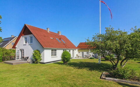 Fraþulf - 6Km from the Sea: Himmel, Blå, Græs, Hus, Hjem, Tag, Sommerhus, Boligområde, Busk, Land Lot