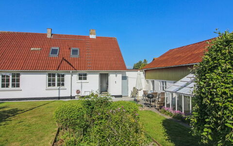 Fraþulf - 6Km from the Sea: Græs, Bygning, Tag, Vindue, Hus, Hjem, Boligområde, Sommerhus, Facade, Busk