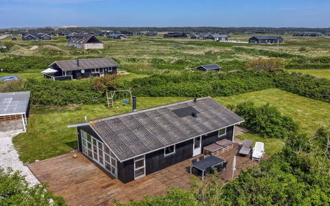 Sande - 450M from the Sea: Hus, Hjem, Dør, Tag, Sommerhus, Estate, Have, Skygge, Sidespor, Gård