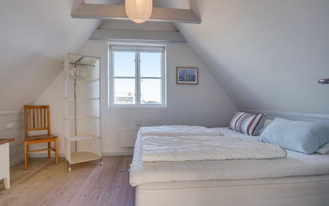 Nantje - 125M from the Sea: Træ, Soveværelse, Etage, Gulvbelægning, Seng, Møbel, Indretning, Loft, Sengetøj, Sengetøj