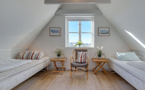 Nantje - 125M from the Sea: Træ, Gulvbelægning, Etage, Møbel, Indretning, Loft, Hjem, Soveværelse, Seng, Trægulve