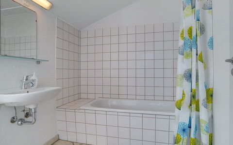 Nantje - 125M from the Sea: Sanitærarmatur, Gulvbelægning, Indretning, Badeværelse, Etage, Vvs, Loft, Badekar, Kompositmateriale, Flise