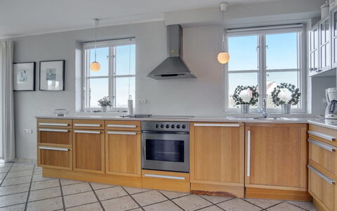 Nantje - 125M from the Sea: Gulvbelægning, Køkken, Countertop, Cabinetry, Træ, Indretning, Etage, Køkken Apparat, Køkkenvask, Større Bandage
