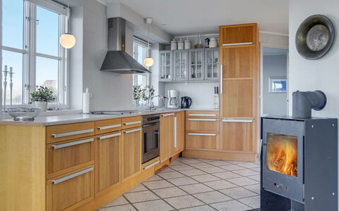Nantje - 125M from the Sea: Gulvbelægning, Træ, Etage, Køkken Apparat, Cabinetry, Større Bandage, Indretning, Møbel, Husholdningsapparat, Køkken