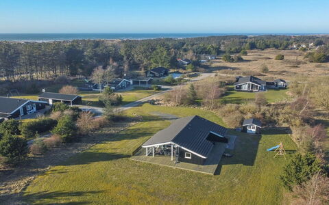 Nynke - 600M from the Sea: Tag, Hus, Land Lot, Hjem, Sommerhus, Estate, Garden Bygninger, Skygge, Bjælkehytte, Landscaping