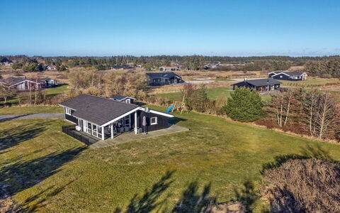 Nynke - 600M from the Sea: Tag, Hus, Land Lot, Hjem, Sommerhus, Estate, Garden Bygninger, Skygge, Bjælkehytte, Landscaping