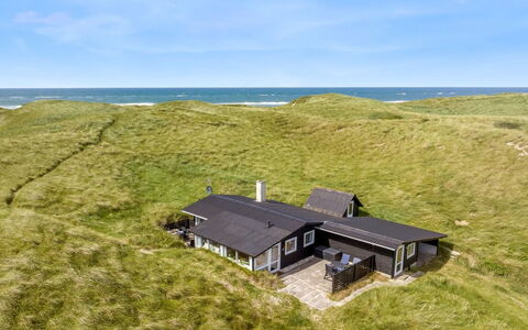 Fromer - 50M from the Sea: Bygning, Hus, Vindue, Hjem, Tag, Boligområde, Busk, Sommerhus, Land Lot