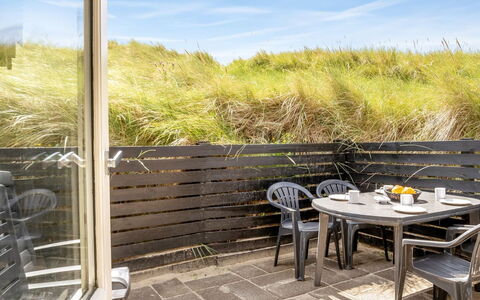 Fromer - 50M from the Sea: Bygning, Hus, Vindue, Hjem, Tag, Boligområde, Busk, Sommerhus, Land Lot