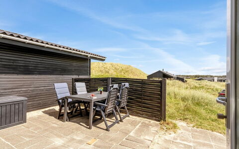 Fromer - 50M from the Sea: Bygning, Hus, Vindue, Hjem, Tag, Boligområde, Busk, Sommerhus, Land Lot