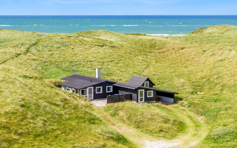 Fromer - 50M from the Sea: Bygning, Hus, Vindue, Hjem, Tag, Boligområde, Busk, Sommerhus, Land Lot