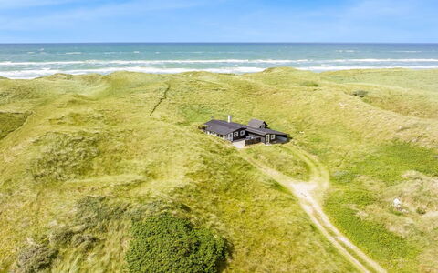 Fromer - 50M from the Sea: Bygning, Hus, Vindue, Hjem, Tag, Boligområde, Busk, Sommerhus, Land Lot