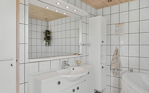Loryleimis - 300M from the Sea: Sanitærarmatur, Gulvbelægning, Håndvask, Indretning, Badeværelsesvask, Etage, Badeværelse, Tap, Loft, Vvs