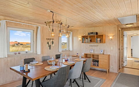Loryleimis - 300M from the Sea: Træ, Gulvbelægning, Etage, Loft, Hårdttræ, Trægulve, Bejdse, Planke, Lysarmatur, Spisestue