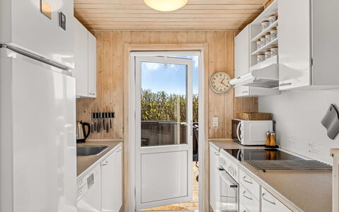 Loryleimis - 300M from the Sea: Køkken, Køkken Apparat, Større Bandage, Træ, Gulvbelægning, Countertop, Indretning, Etage, Møbel, Cabinetry