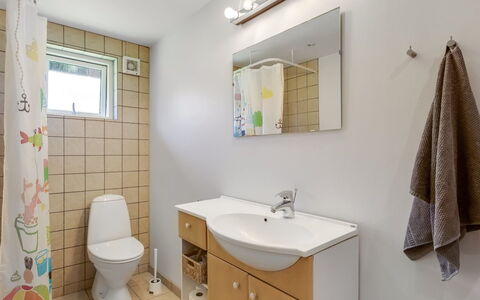 Amarah - 325M from the Sea: Sanitærarmatur, Indretning, Badeværelsesvask, Badeværelse, Gulvbelægning, Etage, Håndvask, Toilet, Badeværelsesskab, Toiletbræt