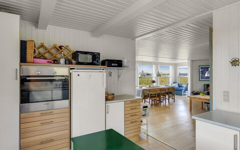 Amarah - 325M from the Sea: Træ, Gulvbelægning, Loft, Indretning, Etage, Trægulve, Møbel, Køkken, Countertop, Hårdttræ