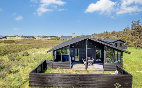 Amarah - 325M from the Sea: Tag, Sommerhus, Dør, Sidespor, Veranda, Skygge, Stuehus, Trappe, Garden Bygninger, Planke