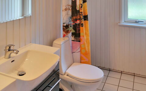 Eden - 800M from the Sea: Sanitærarmatur, Toiletbræt, Badeværelse, Toilet, Gulvbelægning, Etage, Indretning, Vvs, Håndvask, Tap