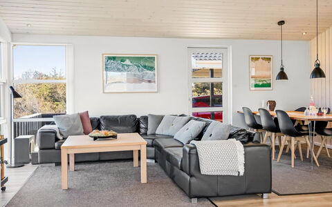 Ingela - 350M from the Sea: Couch, Møbel, Indretning, Gulvbelægning, Træ, Stue, Etage, Loft, Trægulve, Hjem