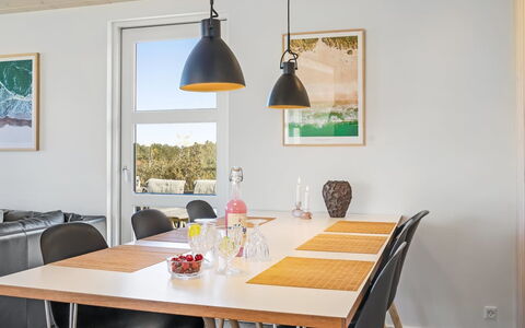 Ingela - 350M from the Sea: Møbel, Indretning, Gulvbelægning, Træ, Lysarmatur, Loft, Køkken & Spisebord, Spisestue, Bord, Stol