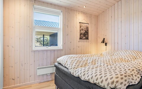 Ingela - 350M from the Sea: Træ, Soveværelse, Loft, Gulvbelægning, Indretning, Etage, Seng, Hjem, Sengetøj, Bed Frame