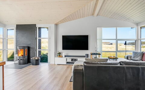 Ingela - 350M from the Sea: Gulvbelægning, Indretning, Træ, Møbel, Etage, Loft, Trægulve, Couch, Stue, Hjem