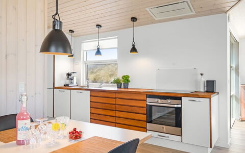 Ingela - 350M from the Sea: Gulvbelægning, Indretning, Møbel, Træ, Countertop, Køkken, Loft, Etage, Lysarmatur, Cabinetry