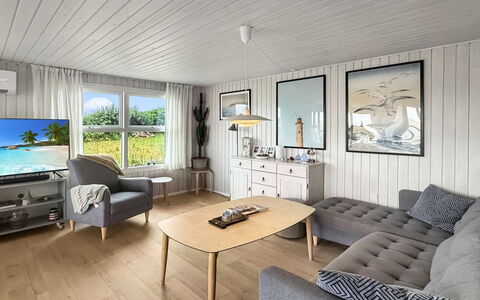 Steffenie - 400M from the Sea: Møbel, Indretning, Gulvbelægning, Etage, Træ, Loft, Couch, Stue, Trægulve, Værelse