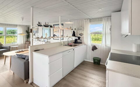 Steffenie - 400M from the Sea: Træ, Køkken, Indretning, Gulvbelægning, Møbel, Loft, Etage, Countertop, Cabinetry, Trægulve