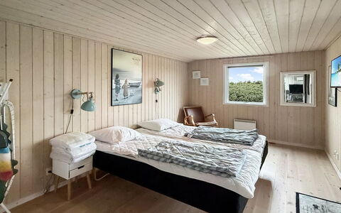 Steffenie - 400M from the Sea: Træ, Soveværelse, Indretning, Etage, Seng, Gulvbelægning, Loft, Møbel, Sengetøj, Sengetøj