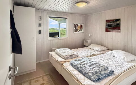 Steffenie - 400M from the Sea: Træ, Hjem, Soveværelse, Seng, Bed Frame, Sengetøj, Design, Hårdttræ, Sengetøj, Dagslys