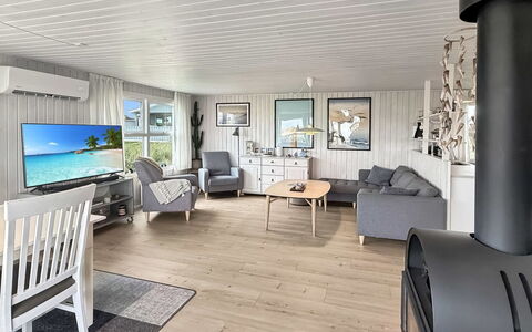 Steffenie - 400M from the Sea: Træ, Gulvbelægning, Møbel, Etage, Hjem, Trægulve, Stue, Hårdttræ, Couch