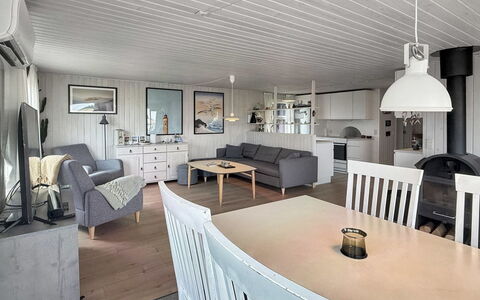 Steffenie - 400M from the Sea: Træ, Gulvbelægning, Møbel, Etage, Loft, Hjem, Stue, Køkken & Spisebord, Hårdttræ, Trægulve