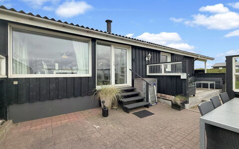 Steffenie - 400M from the Sea: Hjem, Hus, Arkitektur, Dør, Tag, Sidespor, Sommerhus, Skydevindue, Skygge, Veranda
