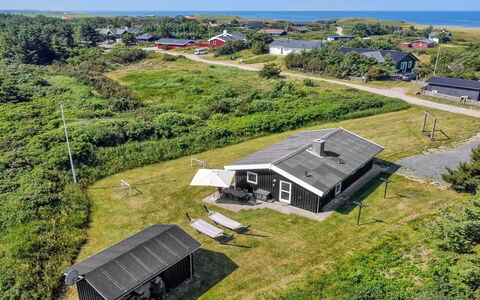 Alberga - 700M from the Sea: Træ, Gulvbelægning, Indretning, Etage, Møbel, Trægulve, Værelse, Loft, Bejdse, Hårdttræ