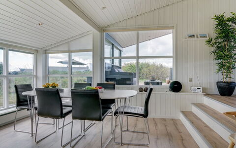 Bertil - 400M from the Sea: Busk, Sommerhus, Hjem, Skygge, Bunddække, Have, Gård, Backyard, Garden Bygninger, Lawn