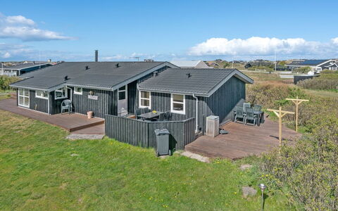 Bertil - 400M from the Sea: Boligområde, Tag, Forstad, Indkørsel, Estate, Skorsten