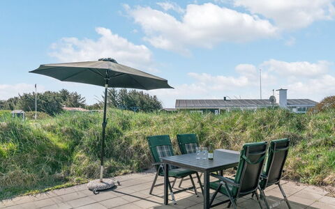 Bertil - 400M from the Sea: Boligområde, Tag, Forstad, Indkørsel, Estate, Skorsten