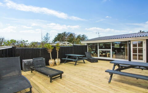 Bjari - 850M from the Sea: Loft, Gulvbelægning, Indretning, Etage, Kompositmateriale, Møbel, Udvej, Hotel, Design, Dagslys